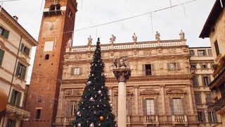 露店の並ぶ賑やかな広場
