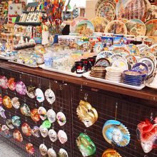 仮面など土産物屋の露店が一杯