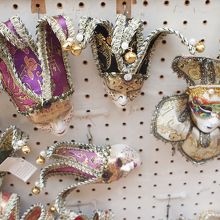 華やかなカーニヴァルの仮面もありました