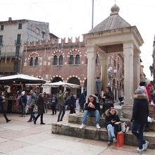 １６世紀の晒し台の通称を持つ大理石の小堂