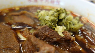 激辛注意～テーブルに備え付けの緑の高菜