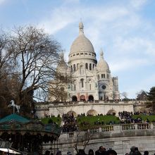 広場とサクレ・クールに向かう階段