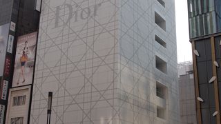 有名な建築デザイナーが手がけた建物に目が釘付け。