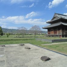 国分寺本堂と国分寺跡