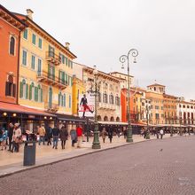 賑やかなブラ広場