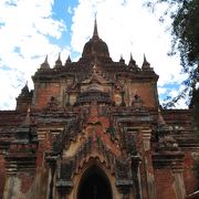 ニャンウーからタラバー門をくぐる前にある大きな寺院