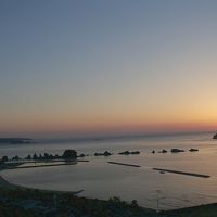 客室から眺める日の出（右端）と橋杭岩