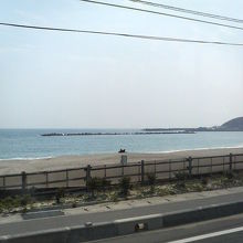 県道沿いに長い砂浜が広がっています。