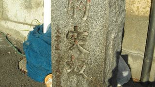 手すり付き階段の急坂、階段の両側は自転車用のスロープがありました