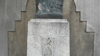 江戸川の護岸改修工事に功績があった玄洞翁の像