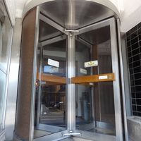 ホテル入口の回転扉・階段を5-6段登ります。