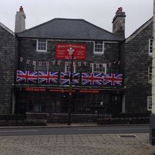 ある村の一画。イギリスに来て初めて見た国旗