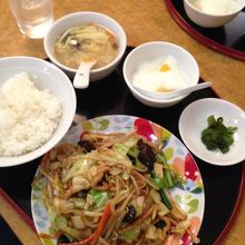 野菜炒め定職デザート付