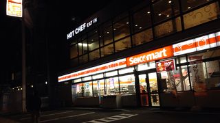 2階建てのコンビニ