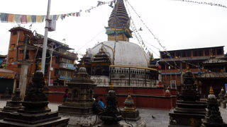 大きな仏塔のある広場