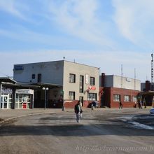 トレンチーン駅、外観（すぐ前はバスターミナル）