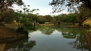 琉球王朝のおもてなしの心が見える静かな庭。