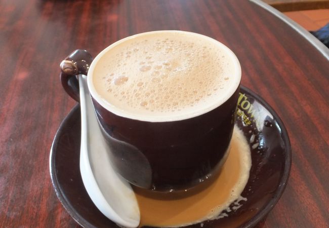 マレーシアのイポー発祥のコーヒーチェーン。レゴランド店に入りました。