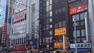 通りの左右にあります