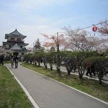 公園広場から史料館方面