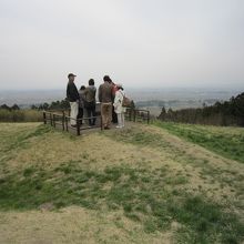 山頂で俯瞰図を見る観光客