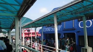 大きなカタマランで、速くて快適です。