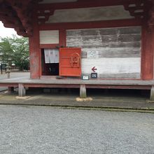 階段を登っていきなり、「IN」は笑いました。