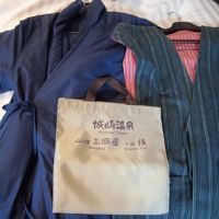 受付で浴衣をﾁｮｲｽ◎これを上に着て外湯へＧＯ〜 