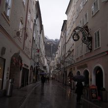 通りの左右のやや上のほうにあるのが看板