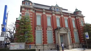 目立つ建物なので見つけやすい。