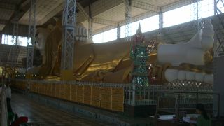 巨大な寝仏（ﾊﾞｺﾞｰ）､ﾓﾝﾕﾜ郊外にも巨大なｼｭｴﾀｰﾘｬｳﾝが鎮座