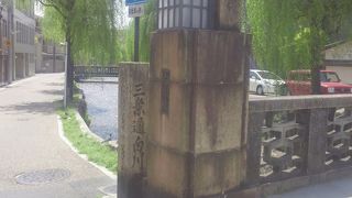 三条通りの南側を歩きましょう