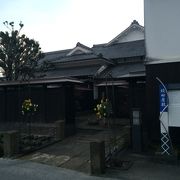 交通の要所として栄えた吉井町に残る歴史的建造物。