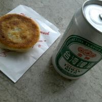 ホテル入口斜め前のビルの焼饅頭屋さん、結構美味しいです。