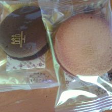 手前のビスケットはレーズンクリームです。