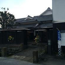 鏡田屋敷の入口。