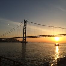 朝焼けの中、明石海峡大橋をくぐります