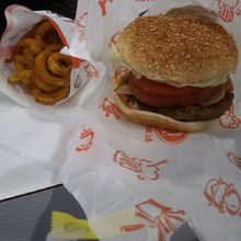 モッツァバーガーはトマトにハンバーグとベーコンがあります。