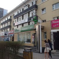 平和大通りから見た外観、入口は1本裏通りに