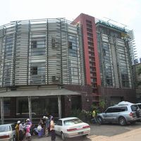 ホテルの外観。写真の左へ徒歩２分でトラック乗降場。