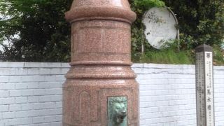 馬水槽から、倫敦の往来の様子を想像する。