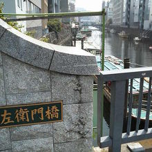 ずらっと停泊してる屋形船が見えます