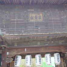 門の両側に塀はありません