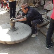 大きなロクロで陶器を作る