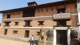 ダルバール広場の王宮の隣