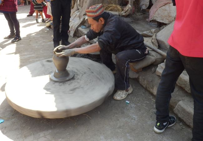 大きなロクロで陶器を作る