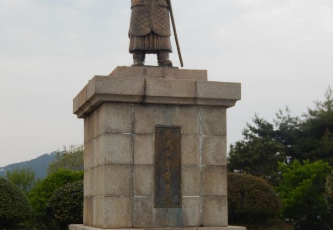 頂上広場に李舜臣将軍の銅像があります