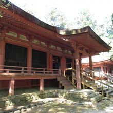 常行堂（手前）と法華堂（奥）