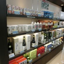 特選館に代わり、駅構内には新しい店がたくさんできた