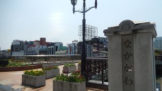 お花が綺麗な公園橋